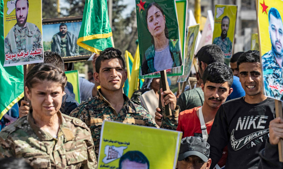 Kurdų pešmergų, kovojusių su „Islamo valstybės“ džihadistais, protestas