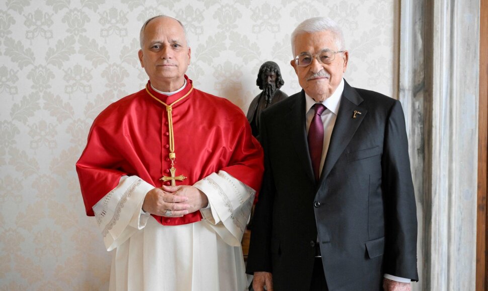 Popiežius Leonas XIV su&nbsp;palestiniečių prezidentu Mahmudu Abbasu / HANDOUT / AFP