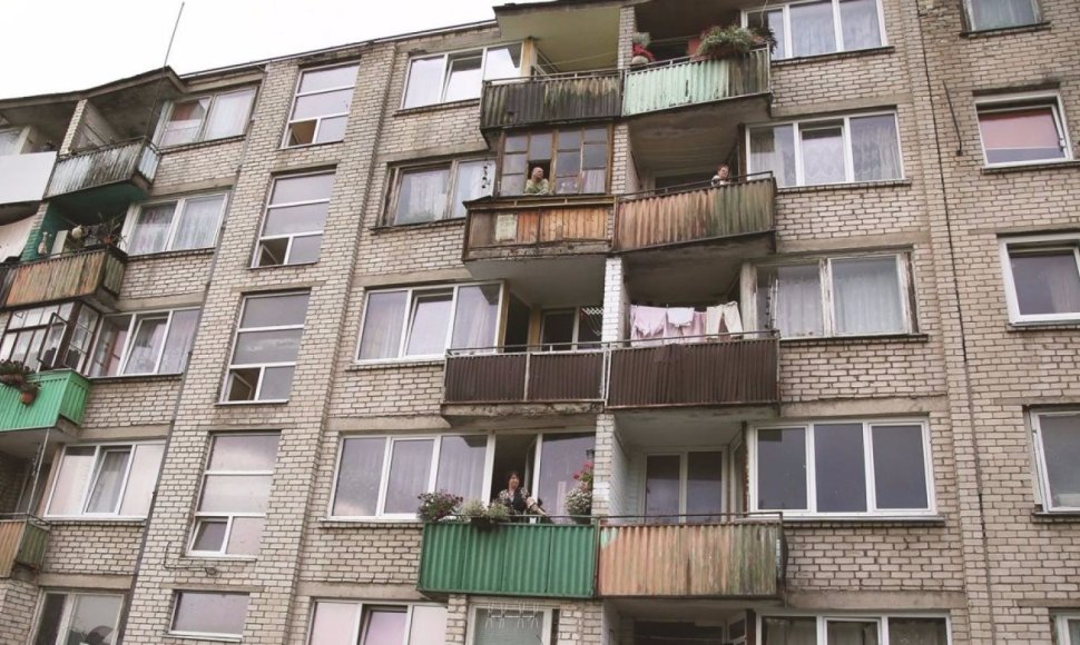 Lukšio gatvės 2-ojo namo gyventojai sunerimę – namo balkonų būklė itin prasta, o iki nelaimės – vos vienas žingsnis