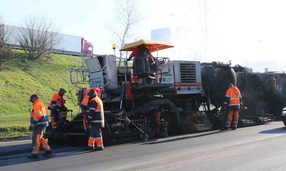 Oro temperatūrai kopiant į viršų šią savaitę į Kauno gatves sugrįžo „Remix“ asfalto klojimo mašina. 