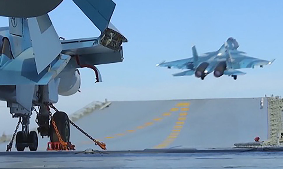 Nuo „Admiral Kuznecov“ denio kyla ir čia leidžiasi operacijose Sirijoje dalyvaujantys Rusijos lėktuvai