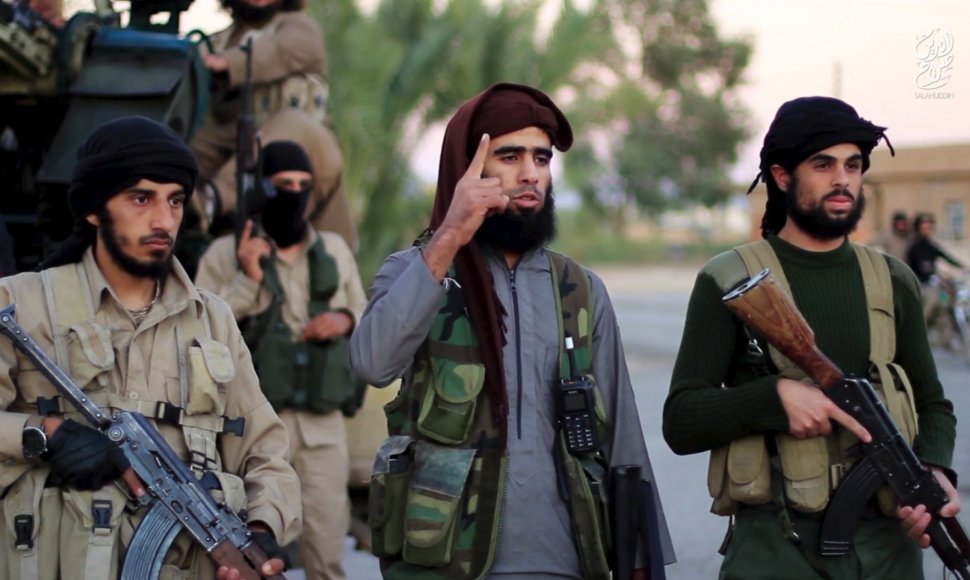 „Islamo valstybės“ kovotojas Al Kararis Irakietis (centre)