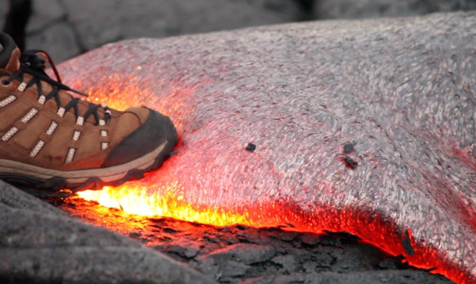VIDEO kadras: What you can learn from a quick step on hot lava.