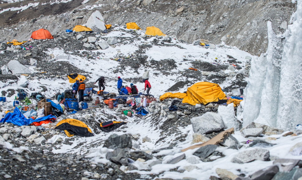 Bazinė alpinistų stovykla Nepale po sniego lavinos, sukeltos žemės drebėjimo