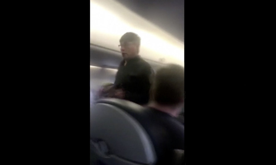 „United Airlines“ lėktuvo salone kilo konfliktas tarp policijos ir keleivių