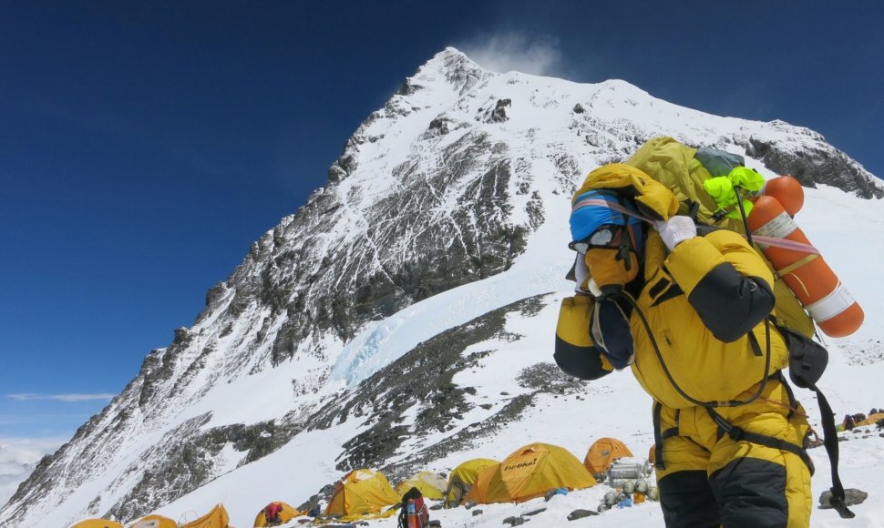 Atšaukus draudimą prasidėjusios ekspedicijos į Everestą pažymėtos mirtimi