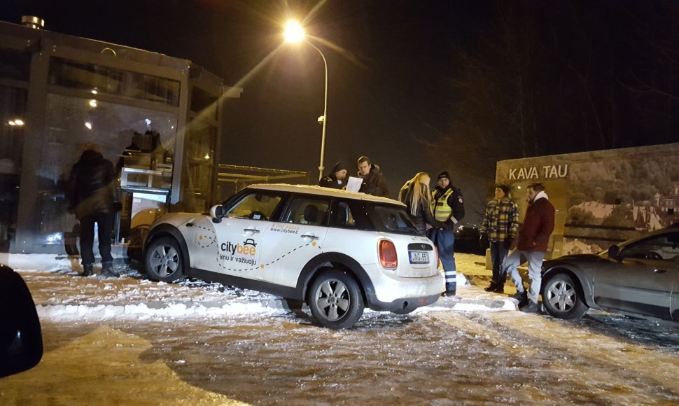 „Citybee“ automobilis Vilniuje rėžėsi į lauko kavinę.