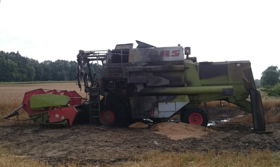 Kombainas po gaisro Pagėgių savivaldybėje