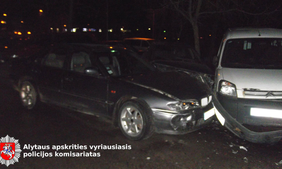 Apgadinti automobiliai „Rover“ ir „Citroen Berlingo“.