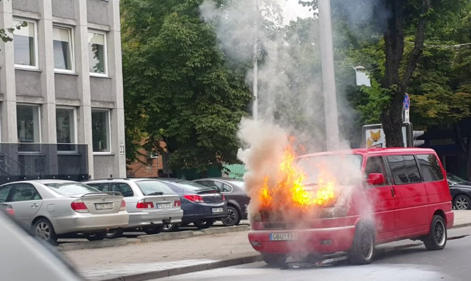 nufilmavo-kaip-praeiviai-megina-uzgesinti-kaune-deganti-automobili