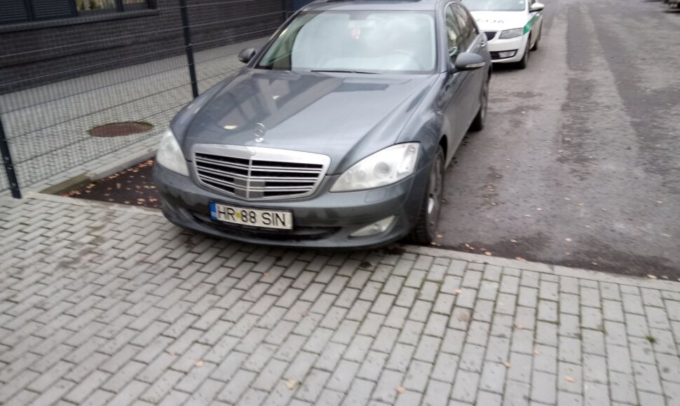 Pakelės apgavikų limuzinas prie Palangos policijos komisariato