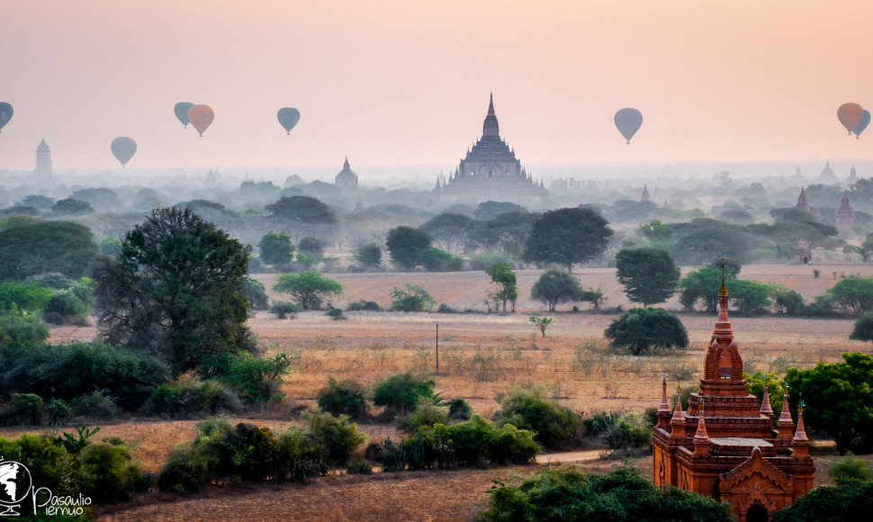 Anksti ryte į dangų Bagane, Birmoje, kyla geras tuzinas oro balionų: gali būti, kad tokiu būdu turistai pamato vieną įspūdingiausių pasaulio panoramų