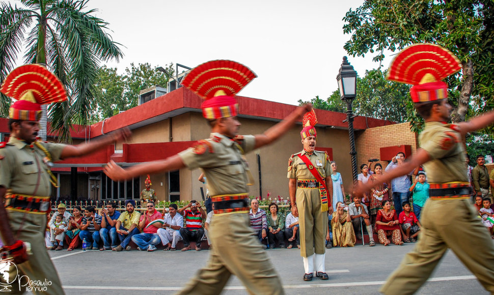 Parodomasis dvimetrinių Indijos karių žygiavimas per sienos uždarymo ceremoniją gerokai įelektrina tūkstančius susirinkusių žiūrovų