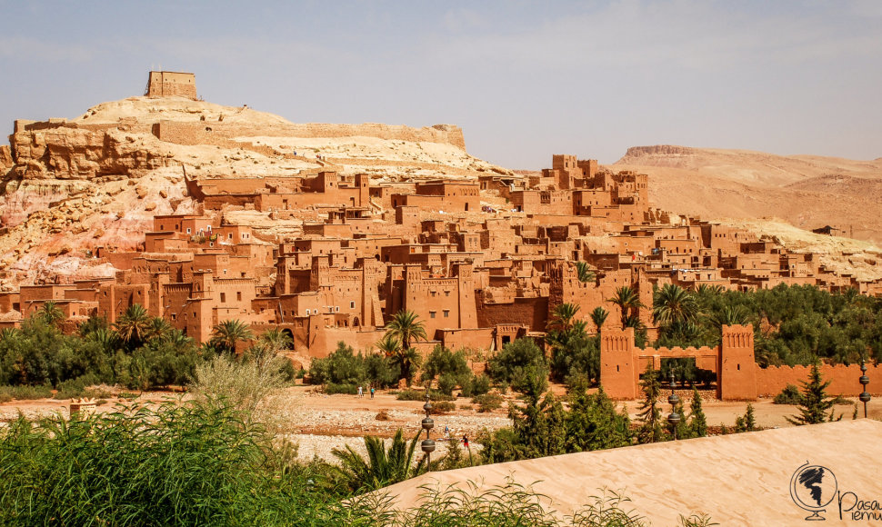 Ait-Ben-Haddou kasbą Maroke kino turistai gali atpažinti iš čia filmuoto „Gladiatoriaus“, „Sostų Karų“, „Mumijos“ ar „Arabijos Lorenso“
