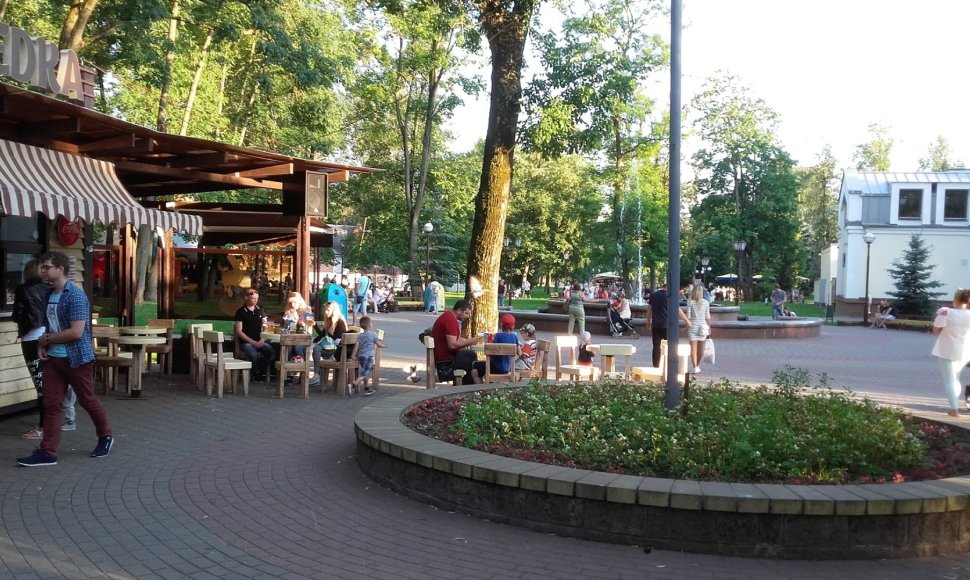Miesto parke žmonės mėgsta leisti laisvalaikį
