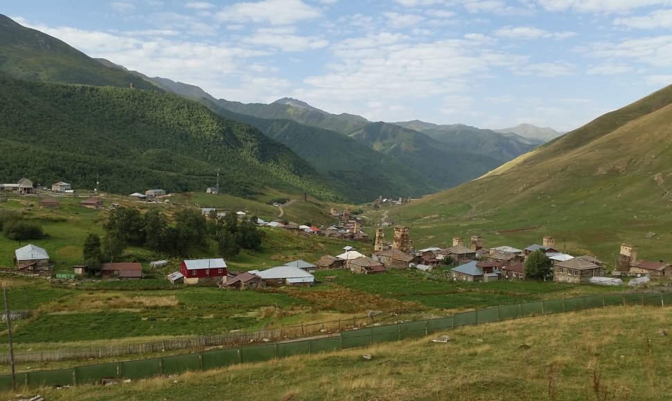 Ušgulio kaimas pasislėpęs tarp Kaukazo kalnų