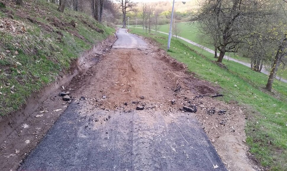 Tik ką nutiesti takeliai Gargžduose po kelių dienų buvo suskaldyti.