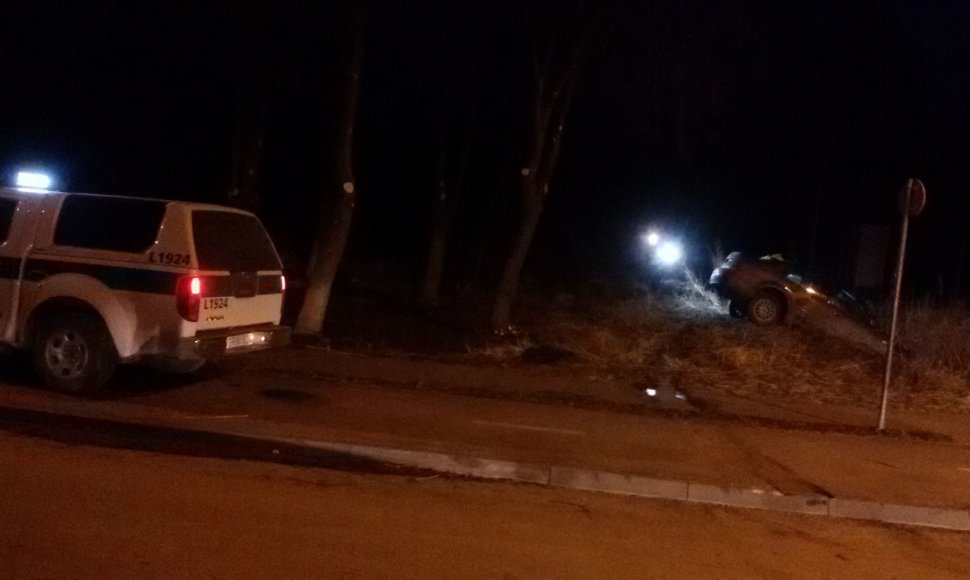 Girtas vairuotojas Klaipėdoje sustojo tik atsitrenkęs į patrulių automobilį.