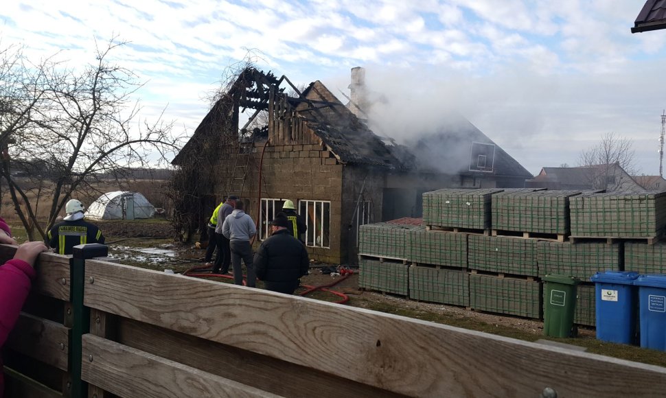 Švėkšnoje sekmadienio vakarą užsidegė ūkinis pastatas. 