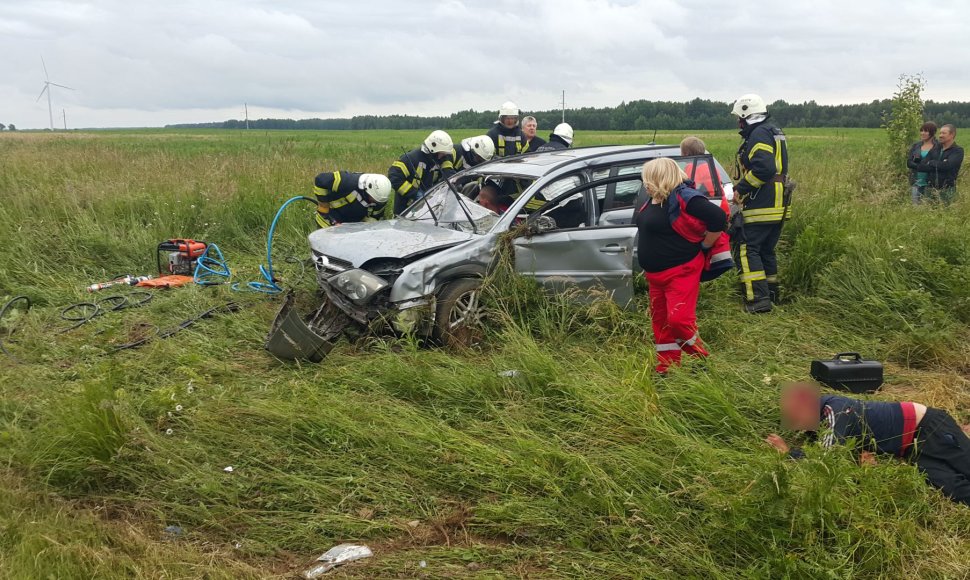 Šilutės rajone nuo kelio nuvažiavo „Opel Vectra“ su penkiais žmonėmis. 