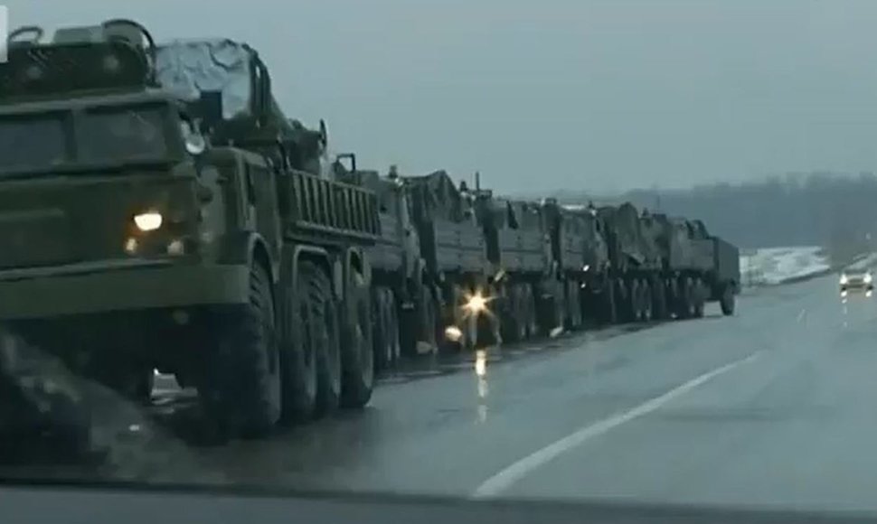 Rusijos karių konvojus prie sienos su Ukraina