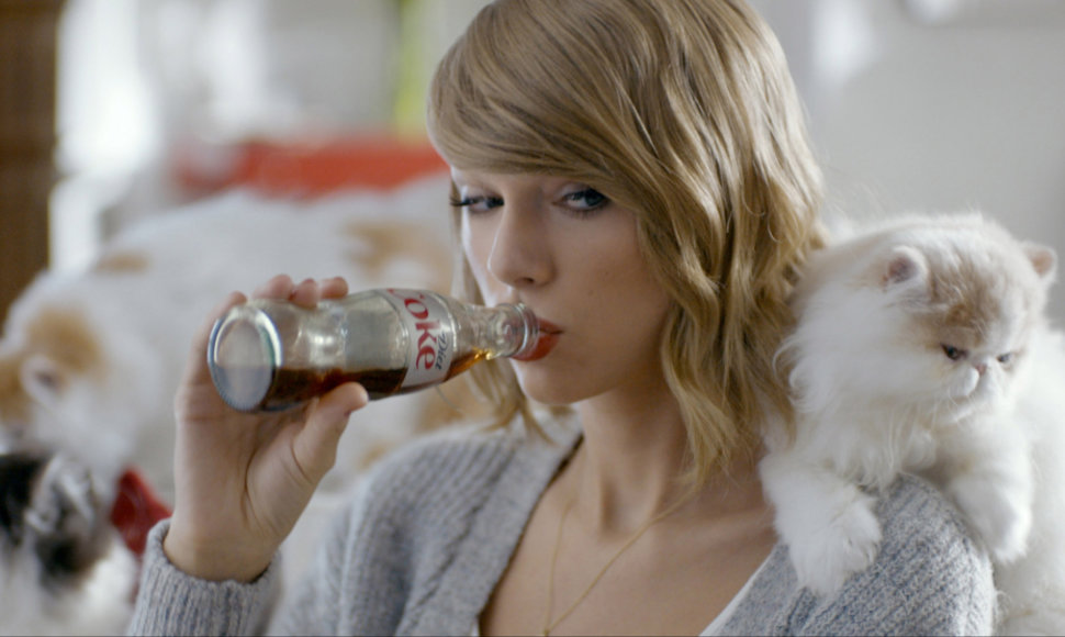 Taylor Swift ir jos katė Olivia Benson filmuojasi dietinės „Coca colos“ reklamai