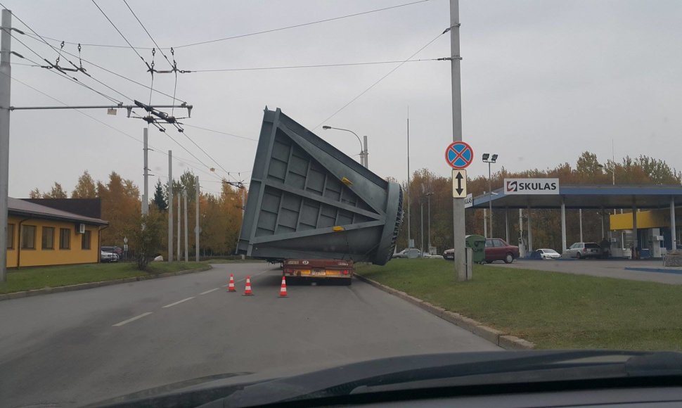 Kauno gatvėmis gabenami milžiniški kroviniai