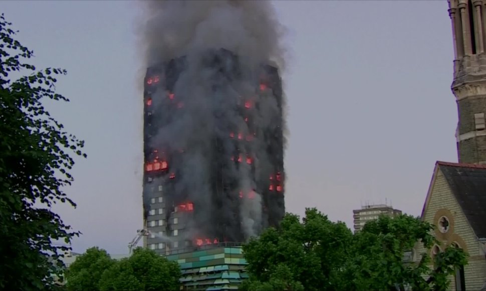 gaisro-londone-pasakoja-apie-liepsnu-ikalintus-ir-pagalbos-besisaukiancius-gyventojus