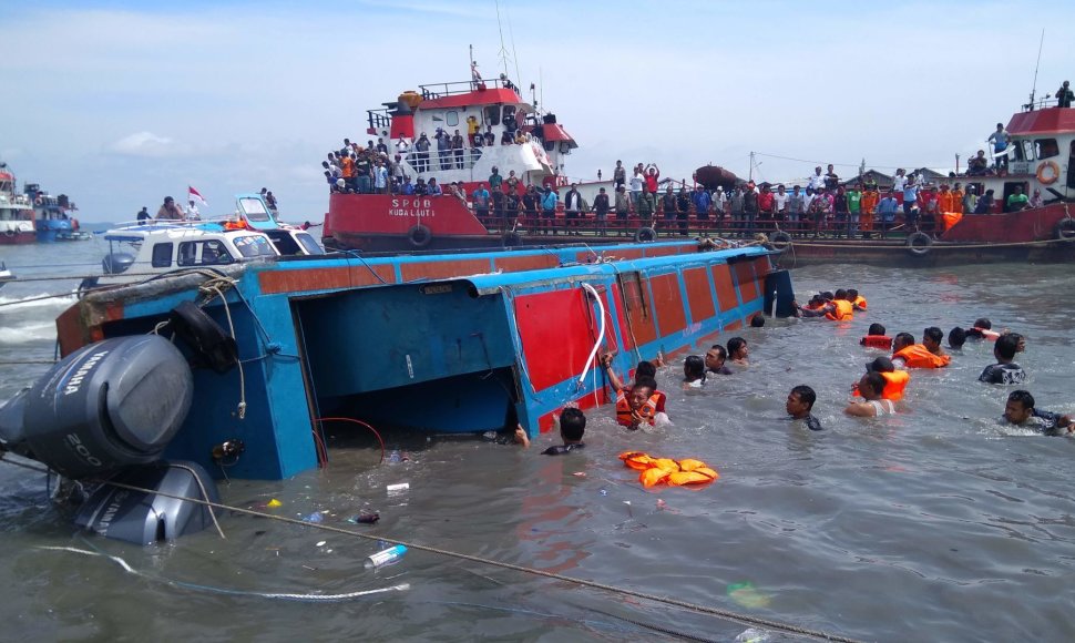 Indonezijoje nuskendus kateriui žuvo mažiausiai aštuoni žmonės