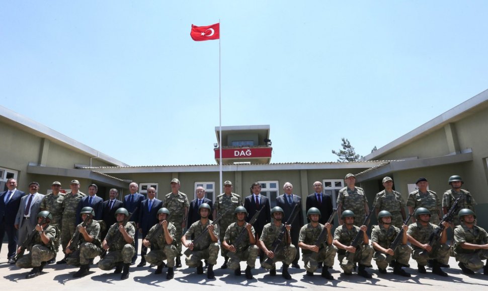 Turkijos valdžios atstovai pozuoja su šalies kariais
