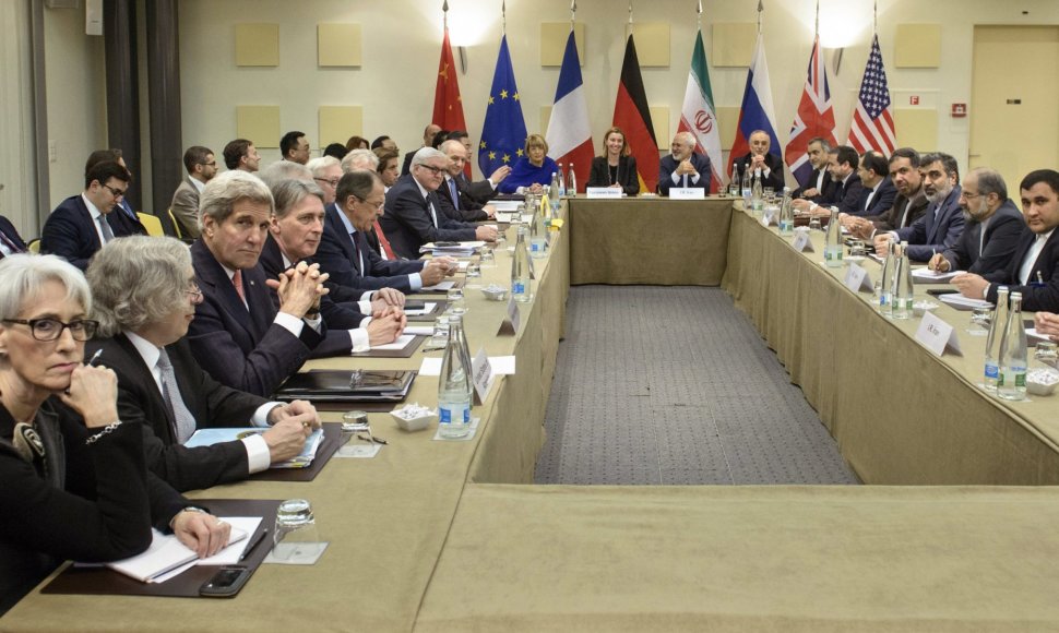 Derybų dėl Irano branduolinės programos akimirka.