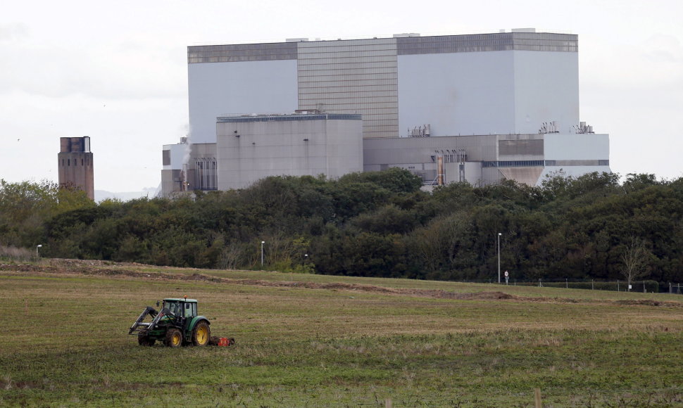 Traktorius lauke, kuriame iškils Hinkley Point atominė jėgainė