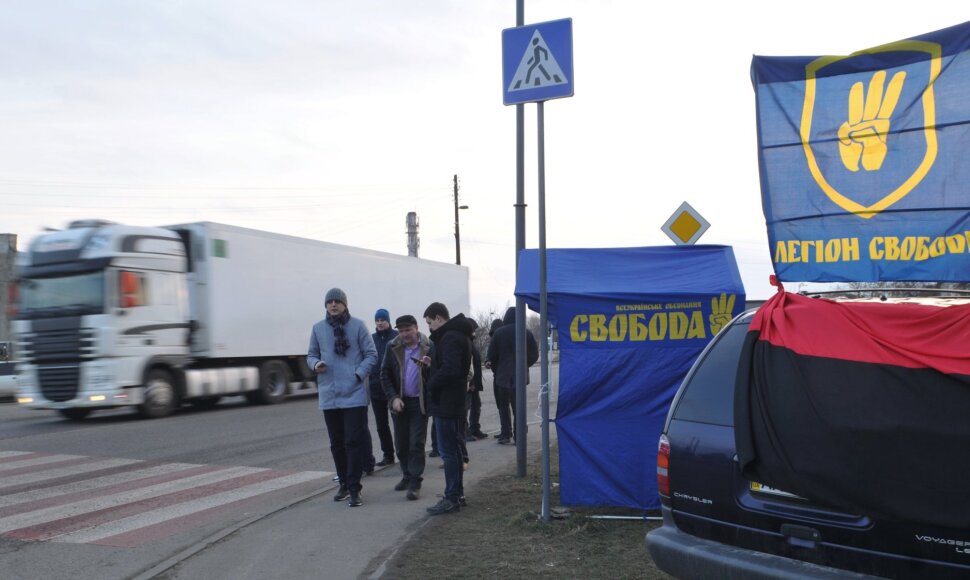 „Svoboda“ kai kuriuose šalies keliuose atnaujino krovinių automobilių su rusiškais valstybiniais numeriais blokavimą