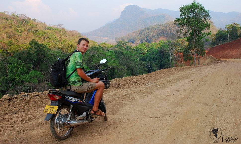 Tomas Baranauskas po Laosą keliavo motoroleriu.