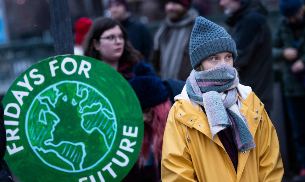 Greta Thunberg vėl piketuoja prie Švedijos parlamento