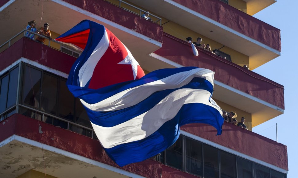 Plėvesuojanti Kubos vėliava Havanoje