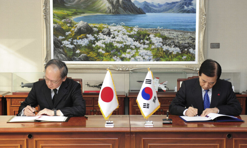 Sutartį pasirašė Pietų Korėjos gynybos ministras Han Min Koo (dešinėje) ir Japonijos ambasadorius Seule Yasumasa Nagamine