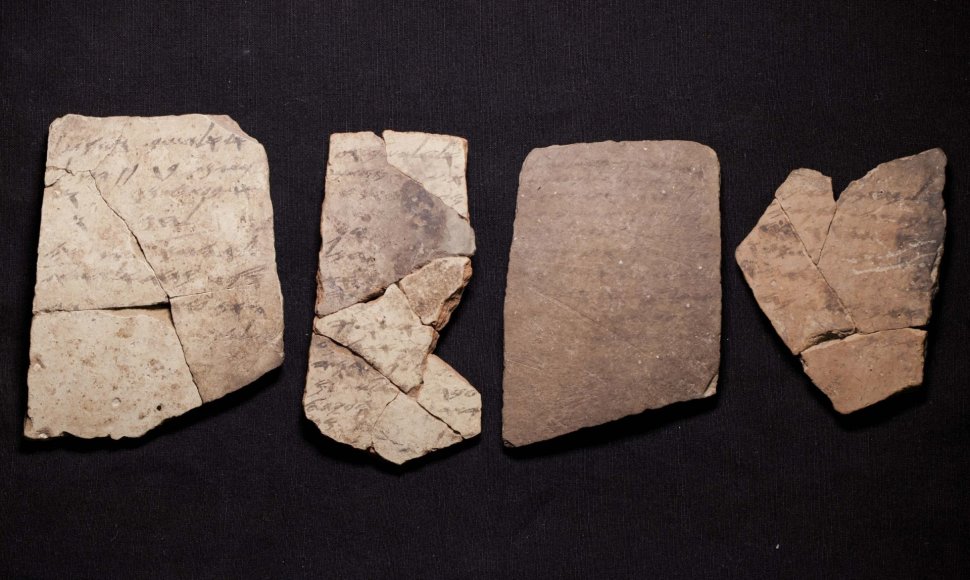 Archeologų Izraelyje rasti 600 m. pr. Kr. daryti Biblijos įrašai hebrajų kalba ant keramikos dirbinių