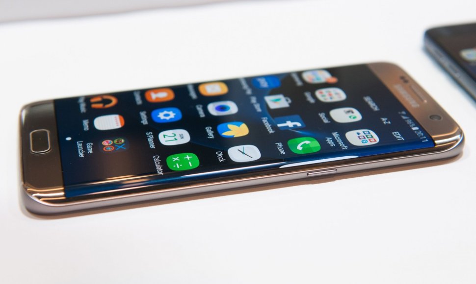 „Samsung“ pristatė „Galaxy S7“ ir „Galaxy S7 Edge“ telefonus