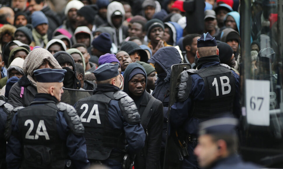 I&scaron; stovyklos Paryžiuje evakuojami tūkstančiai migrantų