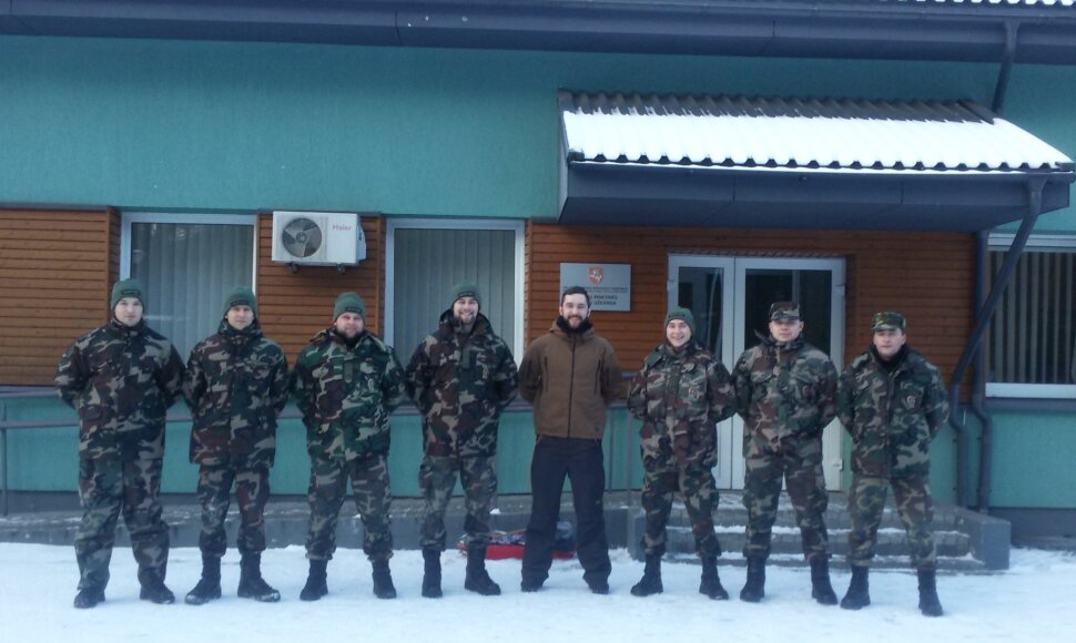 Mantas apsilankė ir Vileikių užkardoje bei įsiamžino su ten dirbančiais pasieniečiais