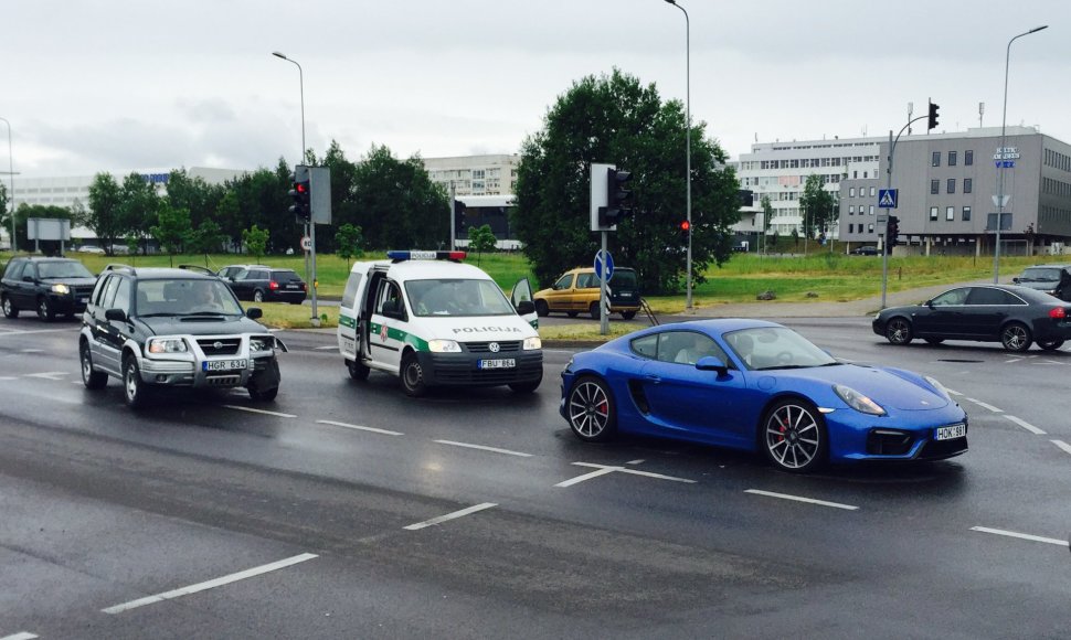 Sekmadienį Vilniuje į avariją pateko prabangus naujutėlis automobilis „Porsche“