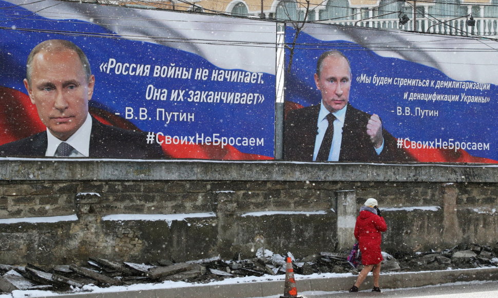 Po okupacijos mieste iškilo plakatai su Vladimiru Putinu