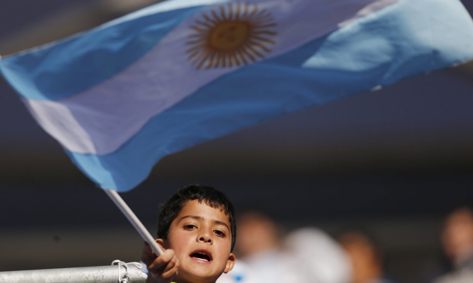 Argentinos vėliavą laikantis berniukas