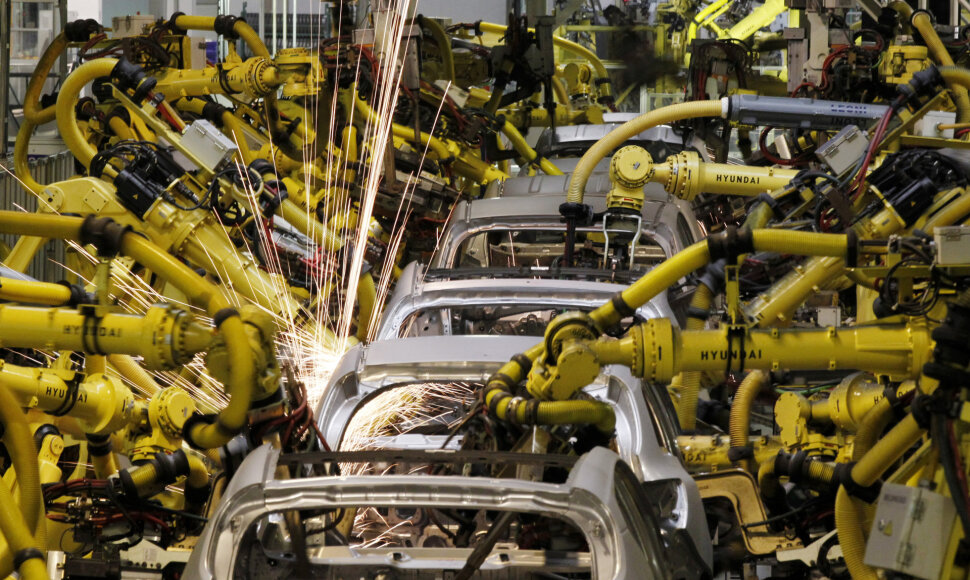 Robotai &bdquo;Volkswagen&ldquo; gamykloje