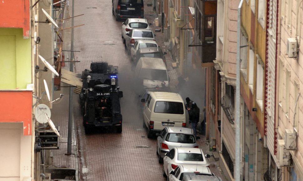 Stambule dvi užpuolikės atakavo policijos būstinę