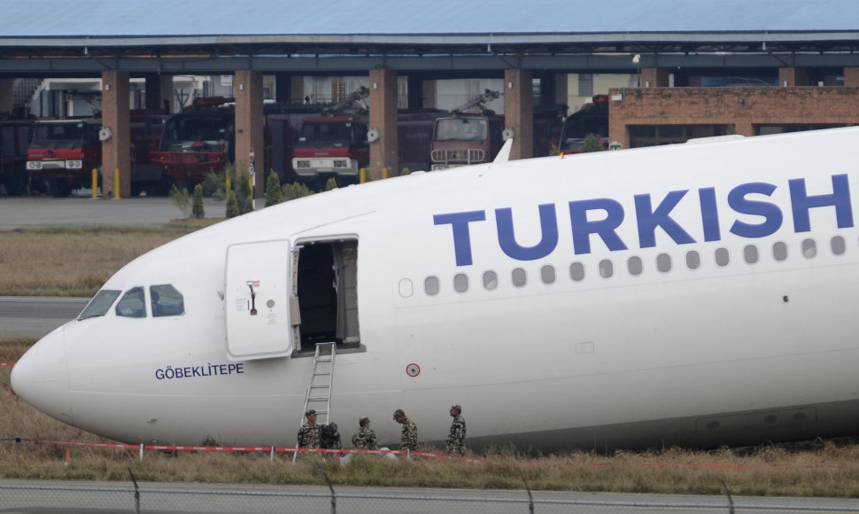 Nepale nuo tako nuslydo Turkijos oro linijų lėktuvas.
