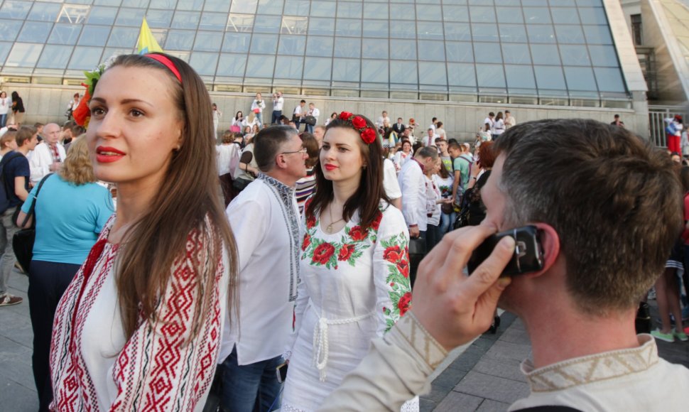 Ukrainiečiai tradiciniais rūbais demonstravo vienybę Kijevo gatvėse