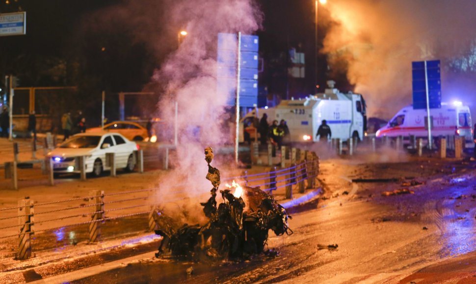 Prie Stambulo „Besiktas“ sporto arenos vėlų šeštadienio vakarą nugriaudėjo du sprogimai.