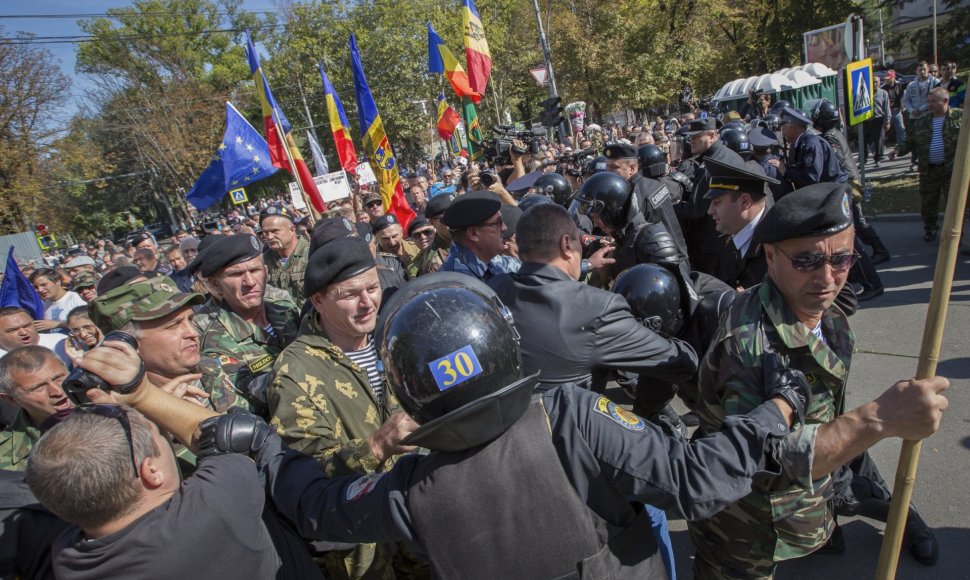 Protestuotojai Moldovoje braunasi pro policijos ir specialiųjų pajėgų užtvaras